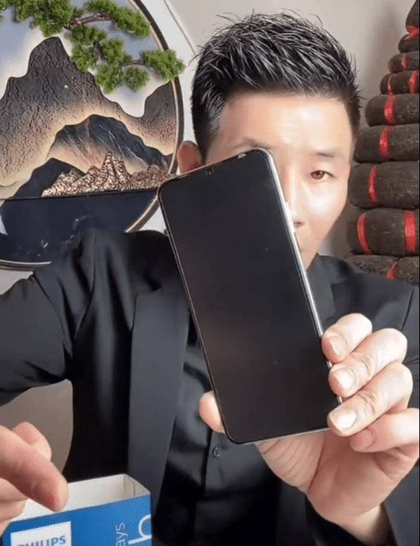 在华为专卖店卖手机
:嘎子谢孟伟在直播卖手机，8999的手机只卖1999，几分钟卖出上万台