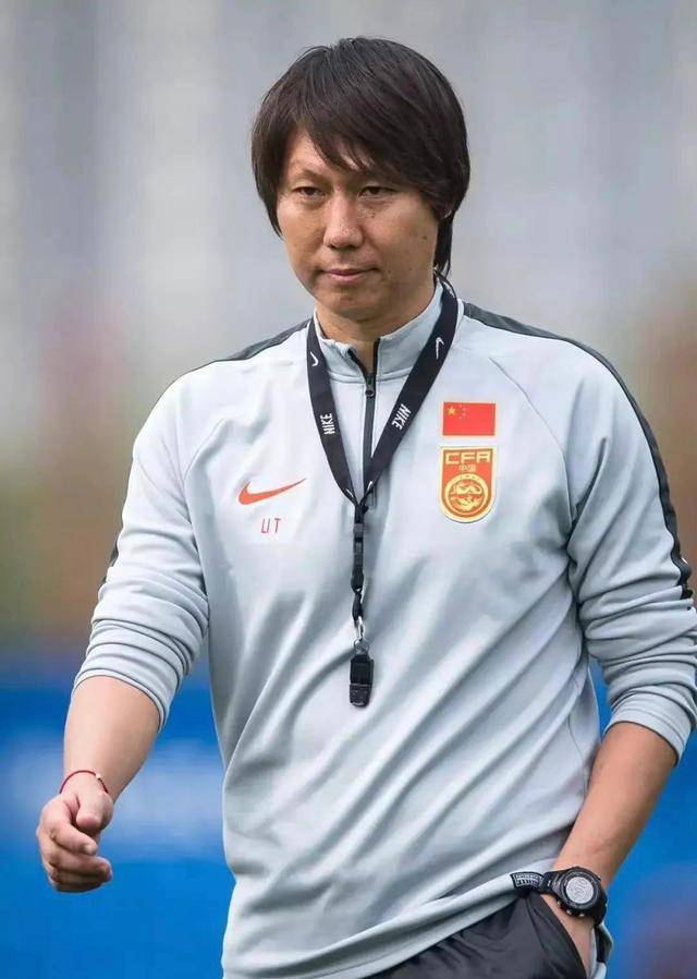 华为手机有信号打不出电话
:国足有多乱？曝球员不守纪律被开除，李铁砸手机，陈戌源打牌打麻将