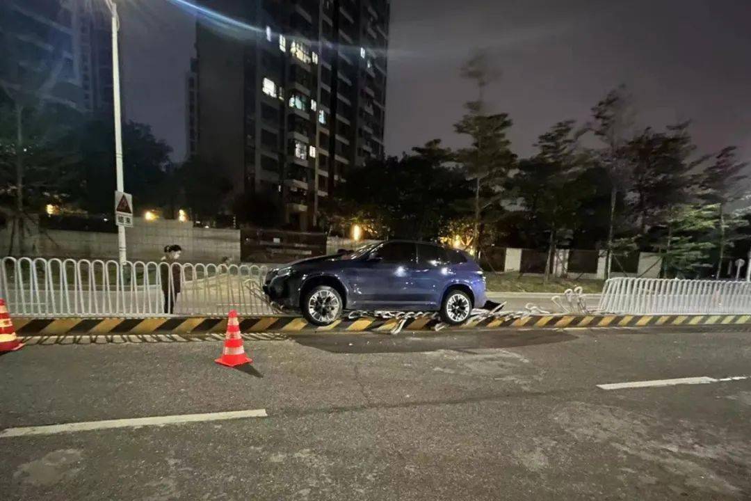 华为手机导航栏调出来
:小车为何深夜被卡分隔栏？有这个习惯的车主要注意了！