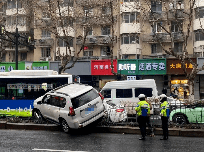 旗舰店天
:突发，杭州闹市区发生离奇车祸，一辆SUV逆向压上奔驰车