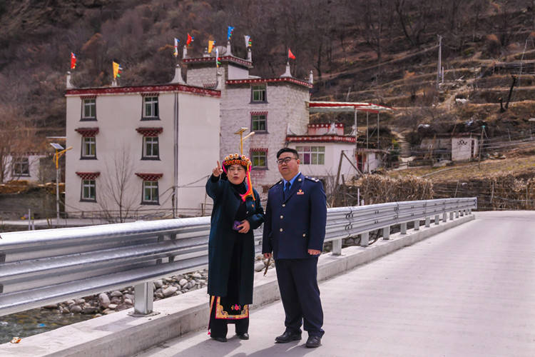 华为手机上面的小灯:住川全国人大代表：税暖乡村 我们走在振兴之路上