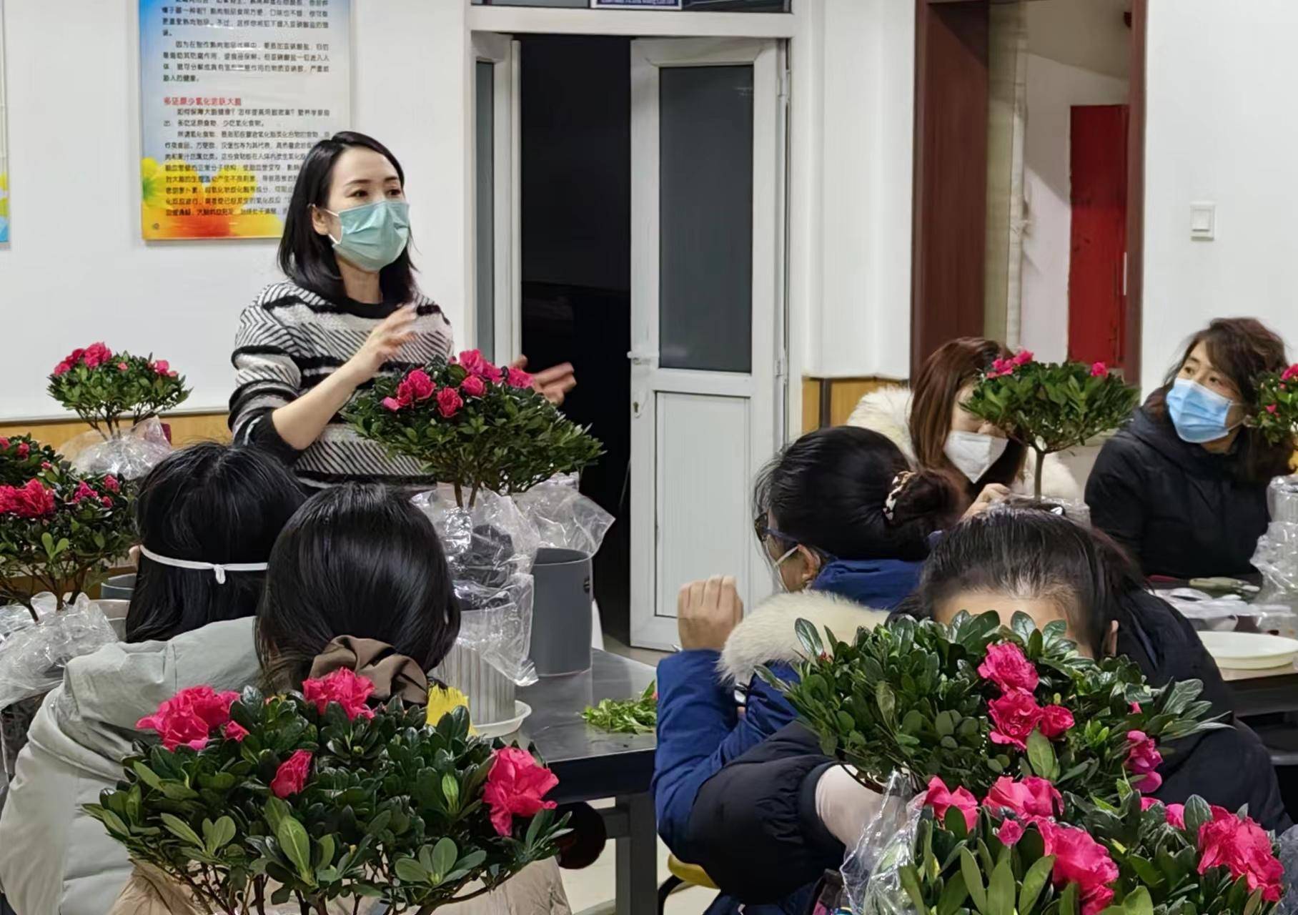 家庭版苹果树如何修剪:苹果园街道残联组织辖区残疾人开展杜鹃花种植活动-第3张图片-太平洋在线下载