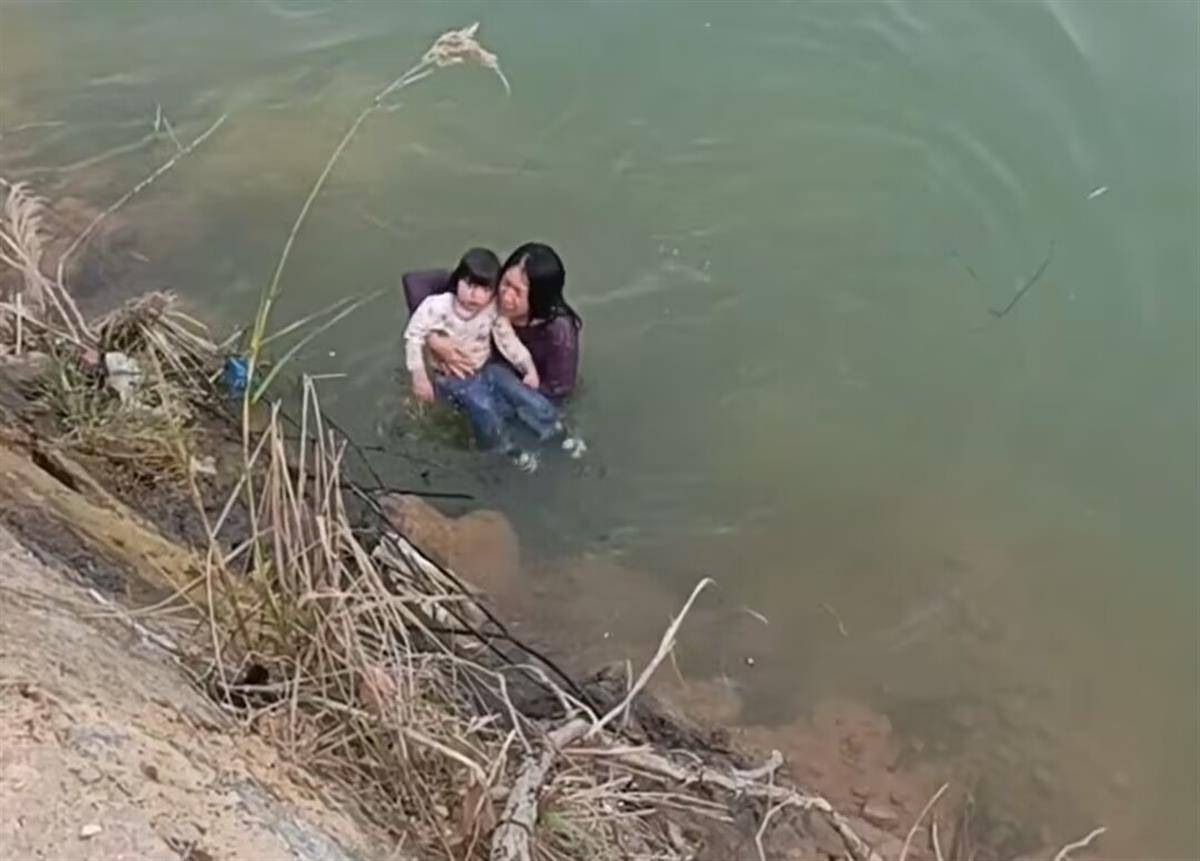 mytown苹果版:广东女子跳入湖中救起落水女童，亲属：全家都为她骄傲