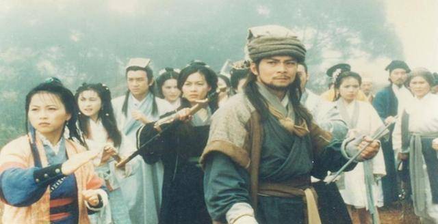 t兵版小苹果
:鸠摩智扮演者，出身豪门的TVB演员，今在内地发展事业爱情双丰收