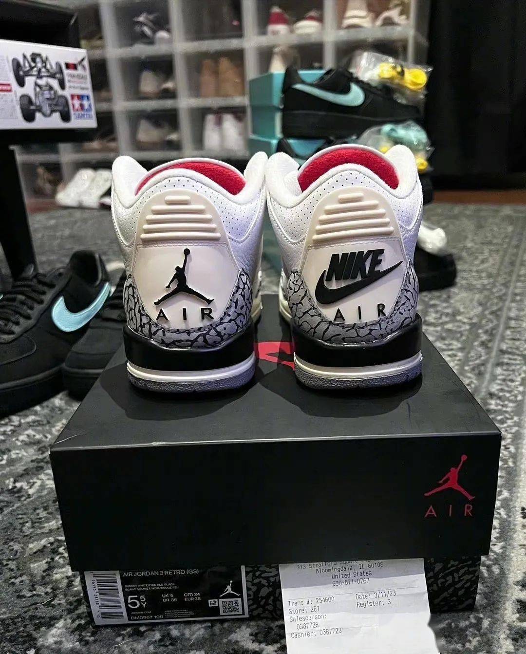 苹果x定制黑金版
:「21Kcustom专栏」一脚飞人一脚Nike！国外鞋友收到错版AJ3白水泥！