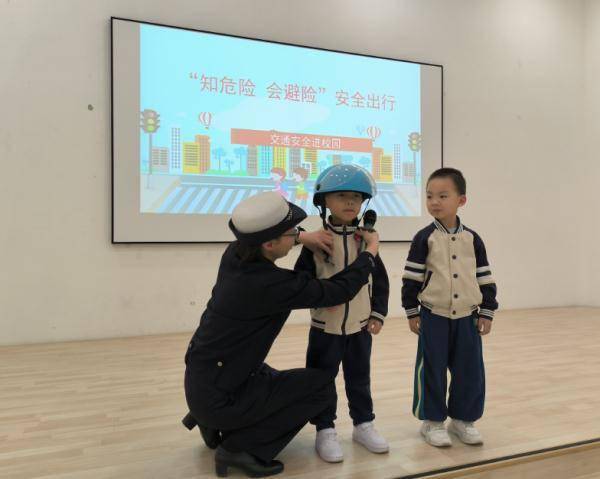 乘车安全版小苹果
:交警进校园 交法入童心