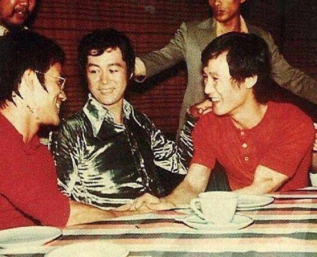 ufc李小龙苹果版:他是现实版无间道，李小龙称他拳头硬，如今73岁成龙敬他三分