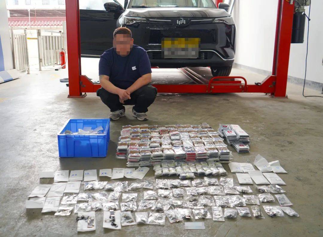 电话手表苹果手机版:拱北海关查获一起跨境客车走私手机、电话手表表盘、电子零部件进境案