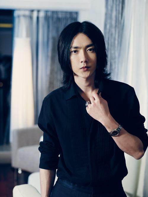 原唱小苹果女版:曾爆红一时男版孙燕姿，因抑郁出家14天，跟唐嫣吻戏要借位