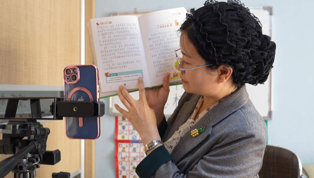 手机字典:在“没有黑板的教室”，她教成人识字