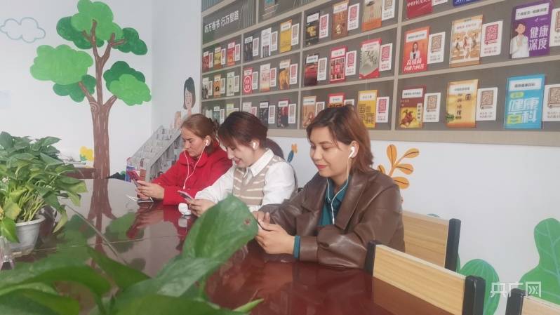 手机看书:新疆温宿：农家书屋变身“有声”图书馆