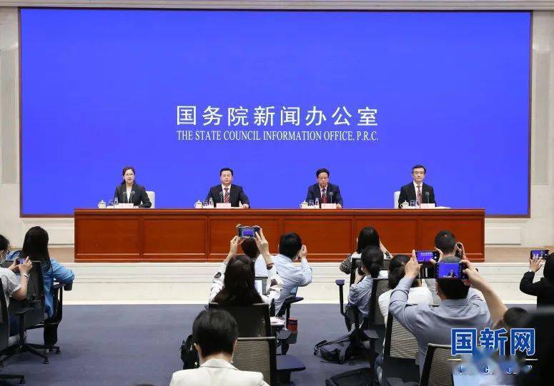 国家发展改革委副主任丛亮出席国新办发布会 介绍相关情况并回答记者提问