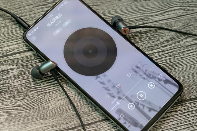 苹果手机边听歌边看新闻苹果手机听筒没声音免提有声音