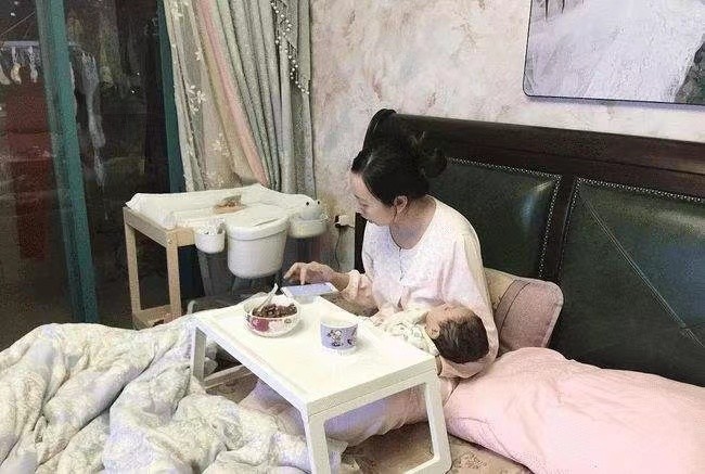 宝妈玩手机的新闻关于学生玩手机的新闻